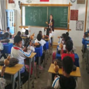 润歌老师在校园教室教葫芦丝：葫芦丝进校园